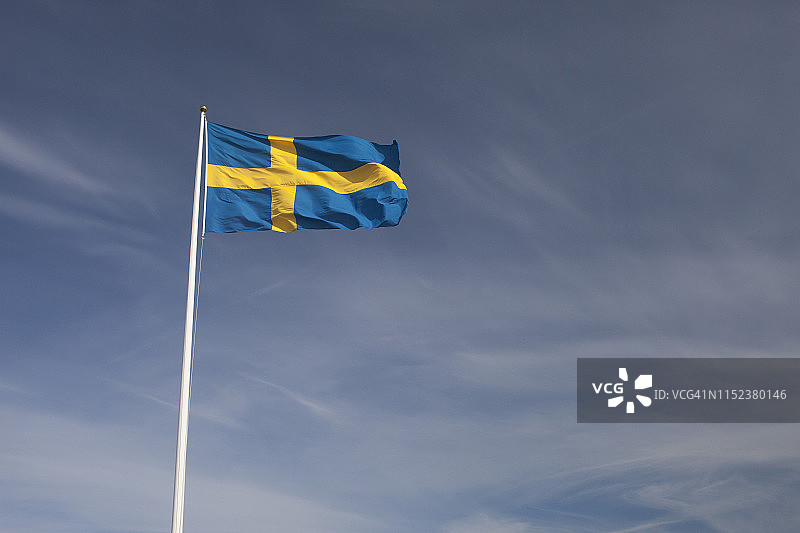 天空下的瑞典国旗图片素材