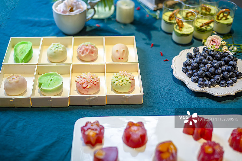 蓝莓蛋糕和鲜花图片素材