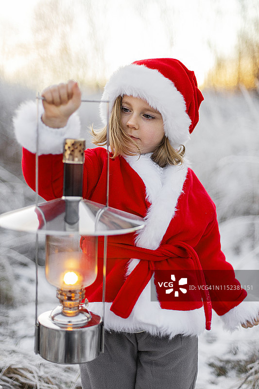 女孩在冬天穿着圣诞老人服装图片素材