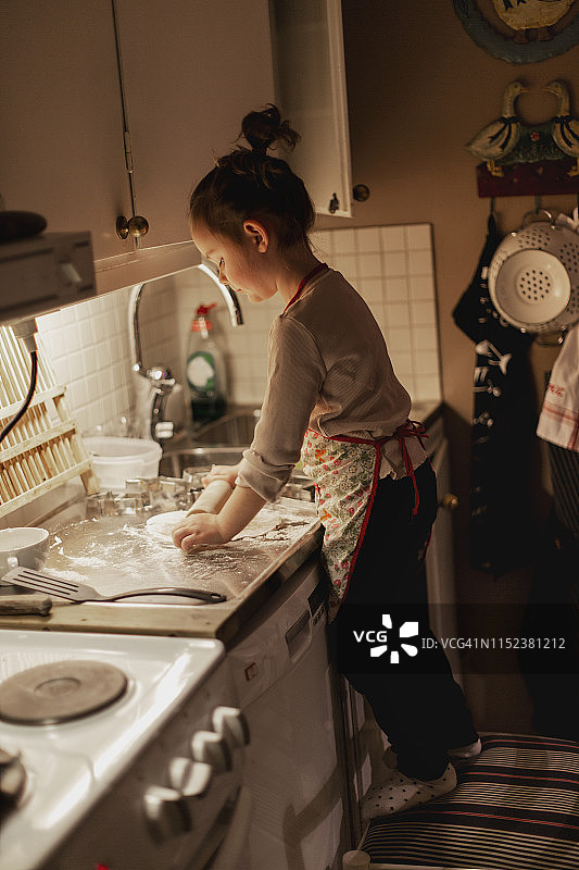 女孩烘焙图片素材