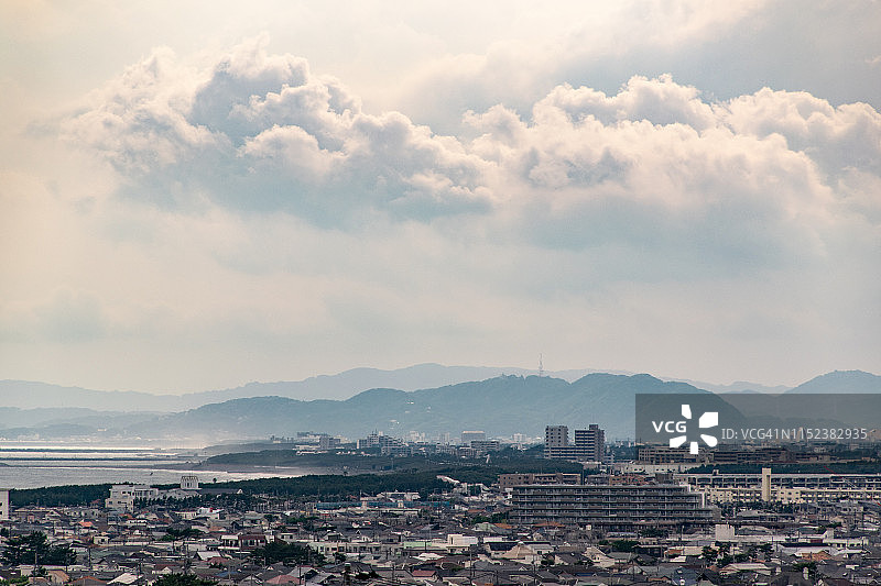 日本住宅区上的积云图片素材