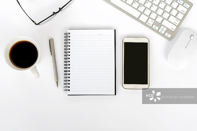俯视拍摄：白色背景上的笔记本和其他文具图片素材