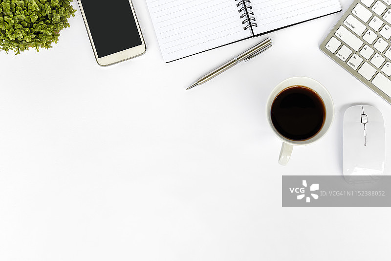 白色背景上的办公桌和文具俯视图图片素材