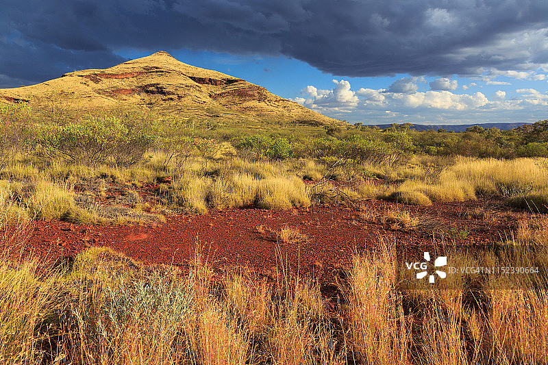 内陆景观上空的暴风云图片素材