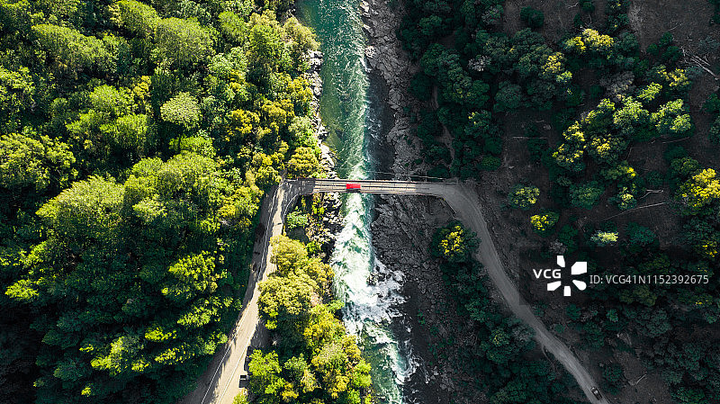 航拍加州内华达尤巴河桥红车图片素材