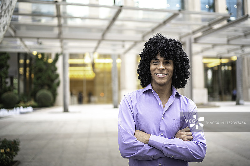 城市街道上的商人肖像图片素材
