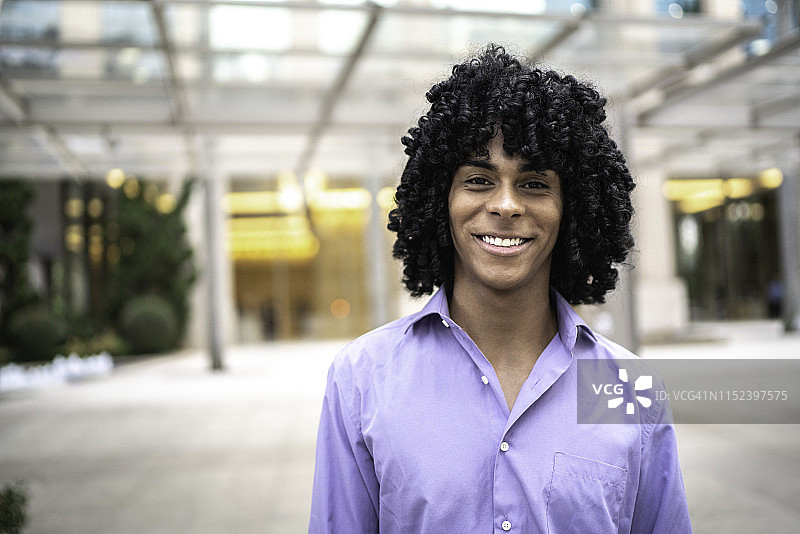 城市街道上的商人肖像图片素材