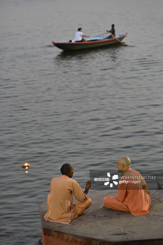 印度北方邦瓦拉纳西：黄昏时闲聊的圣人图片素材