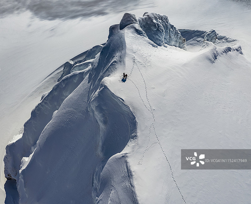 冰岛霍夫斯冰川，黑斯泰纳尔山悬崖的轨道与科学家图片素材