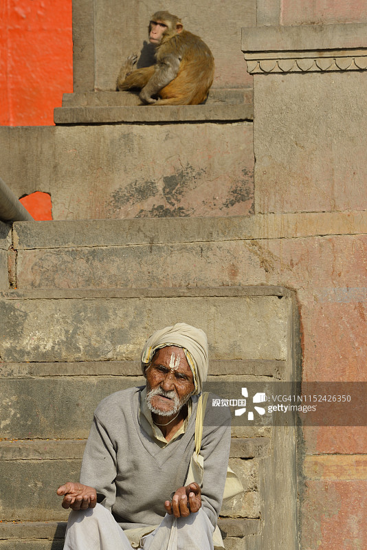 印度北方邦马图拉亚穆纳河岸边祈祷的印度教信徒图片素材