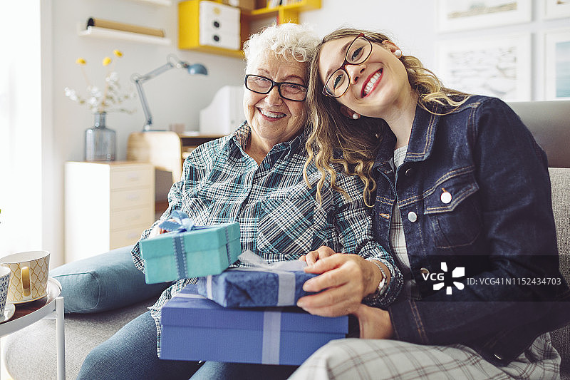 祖母和孙女共度美好时光图片素材