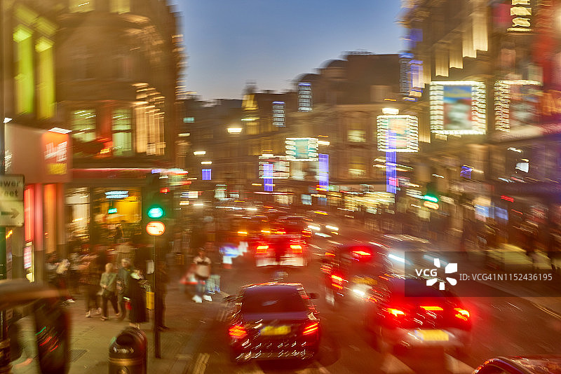 伦敦沙夫茨伯里大街的印象派风景图片素材