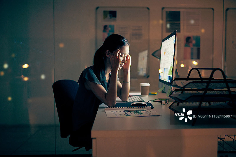 漫长夜晚令人疲惫图片素材