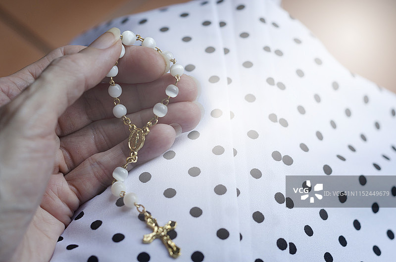 特写：女人拿着念珠图片素材