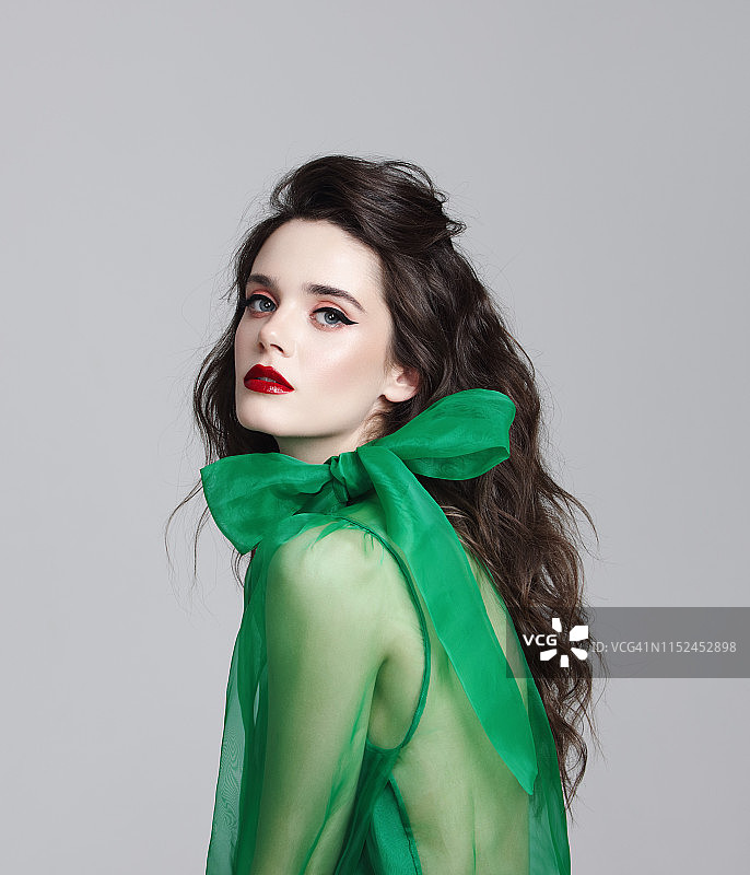 身穿绿色衬衫的年轻女子图片素材