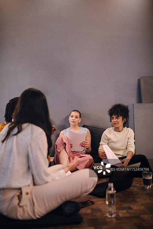 一起工作并使用笔记本电脑的女人图片素材