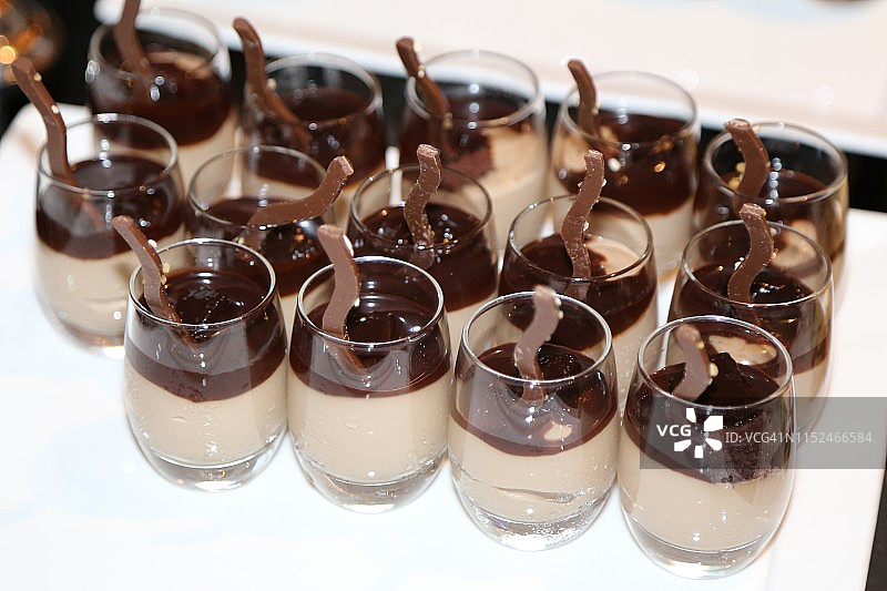 正式餐饮活动上展示的慕斯杯图片素材