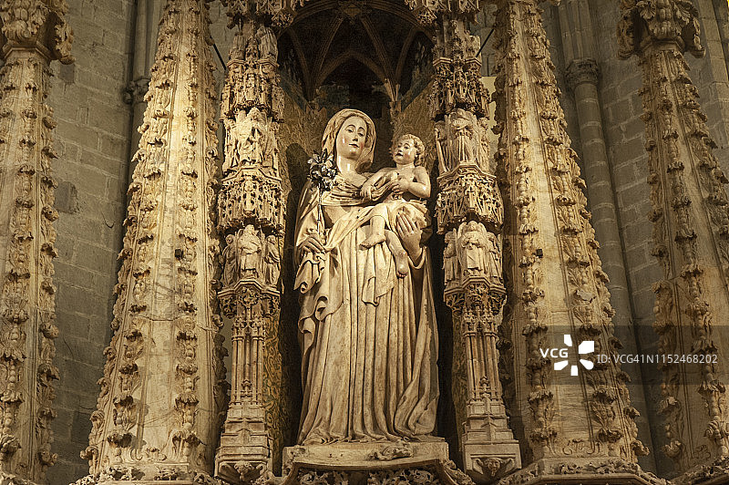 西班牙加泰罗尼亚赫罗纳卡斯特略德安普里埃斯圣玛丽亚大教堂的哥特式祭坛图片素材