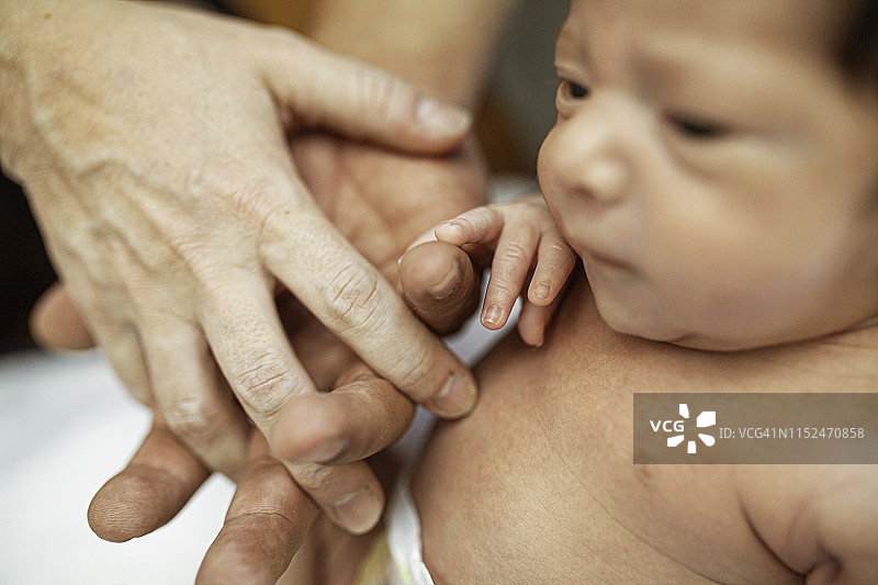 婴儿和父母在一起图片素材