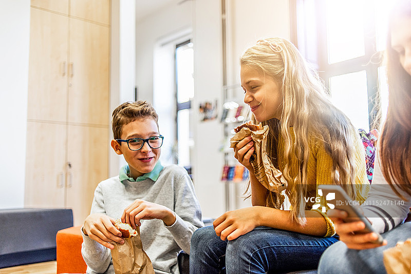 在学校午休的朋友们图片素材