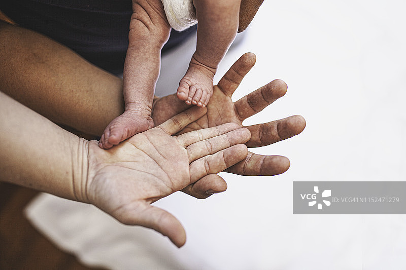 和父母在一起的婴儿图片素材