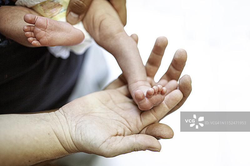 小孩和父母图片素材