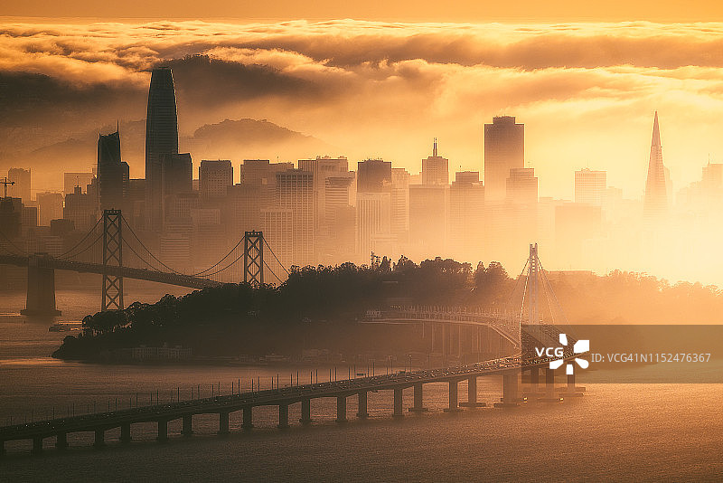 雾层笼罩下的海湾地区金色时段特写图片素材