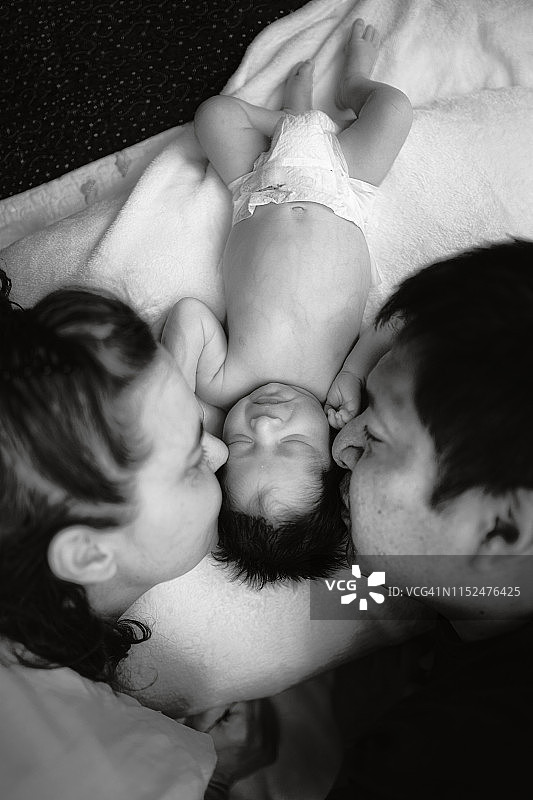 新生儿和父母图片素材