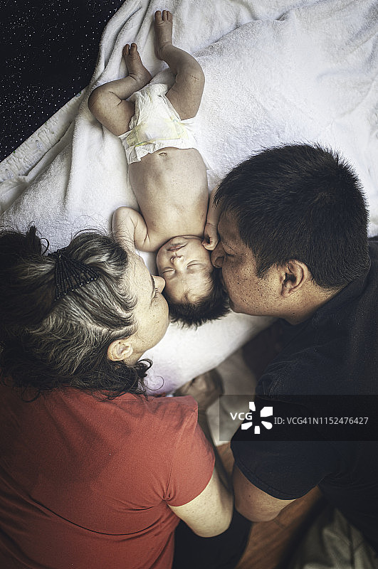 多种族家庭合影图片素材