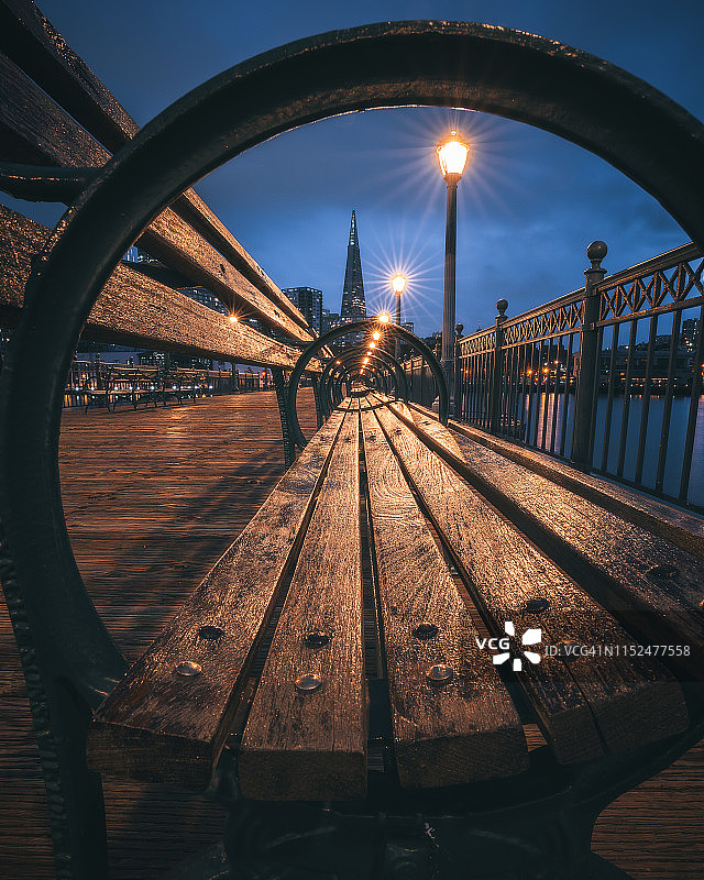 长曝光拍摄的长椅，背景是泛美金字塔图片素材