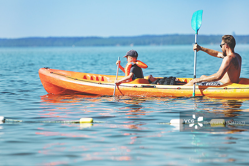 父子在湖上划皮划艇图片素材