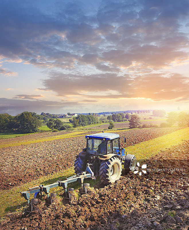 田野上的拖拉机耕作图片素材