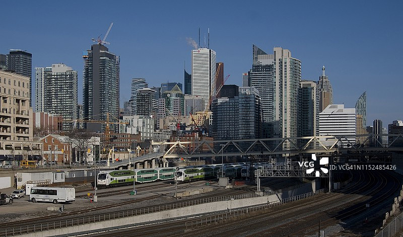 密集城市天际线中的摩天大楼和火车图片素材