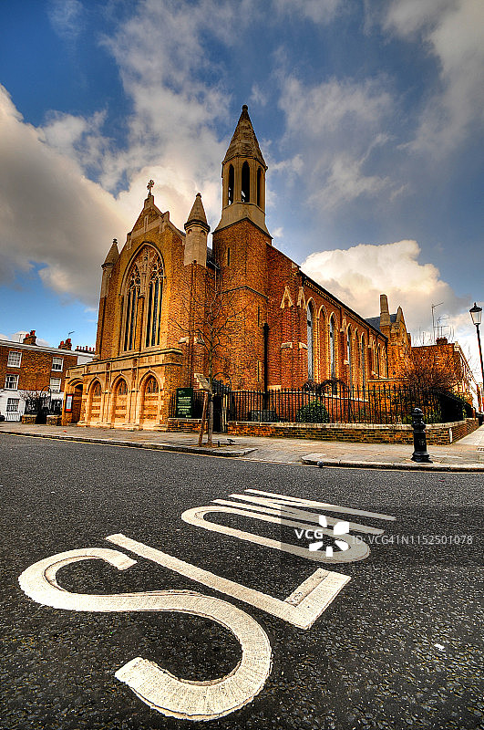 伦敦基督教堂与慢行标志图片素材