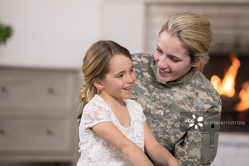 拥抱女儿的军人母亲图片素材