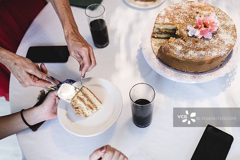 蛋糕切片汽水餐桌图片素材