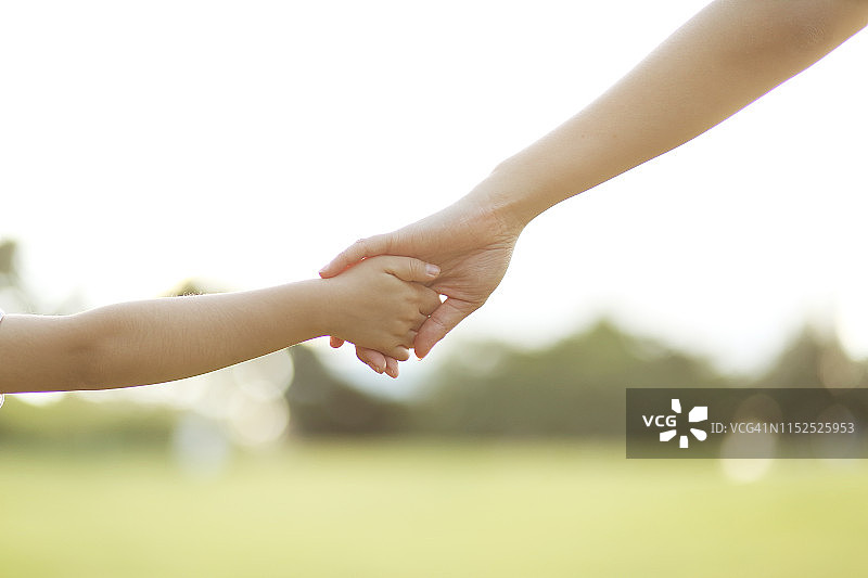母女牵手特写图片素材