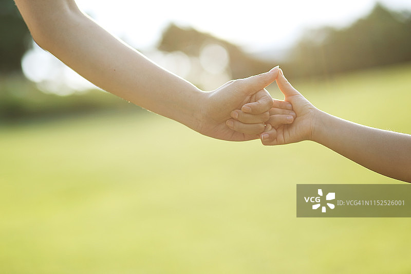 母女拉钩，特写图片素材