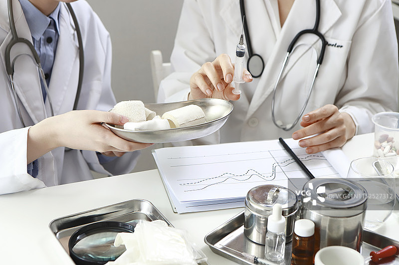 医生讨论治疗方案图片素材