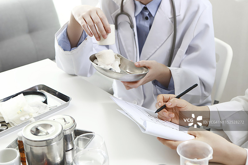 医生讨论治疗方案图片素材