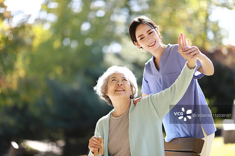 年长的女人和护士一起锻炼图片素材