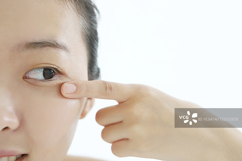 女人用手指触摸眼角皱纹图片素材