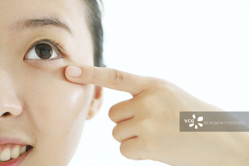 女人用手指触摸眼角皱纹图片素材