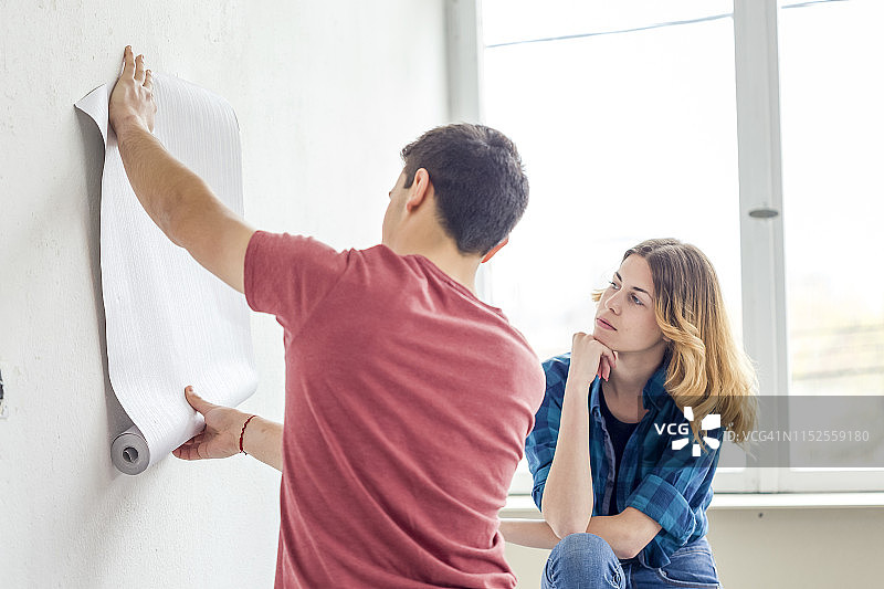 情侣选择房屋壁纸图片素材