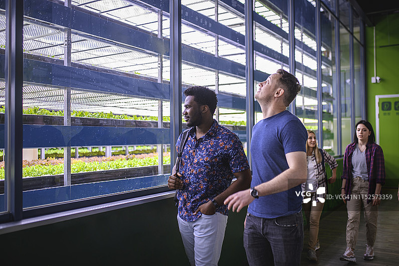游客在垂直农场参观可持续发展的未来图片素材