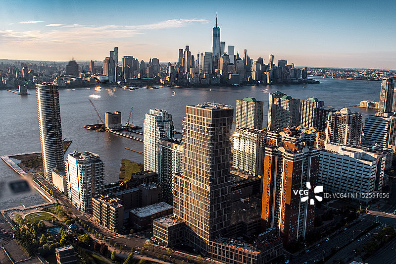 从泽西市滨水区上空俯瞰曼哈顿市中心和世界贸易中心一号楼图片素材