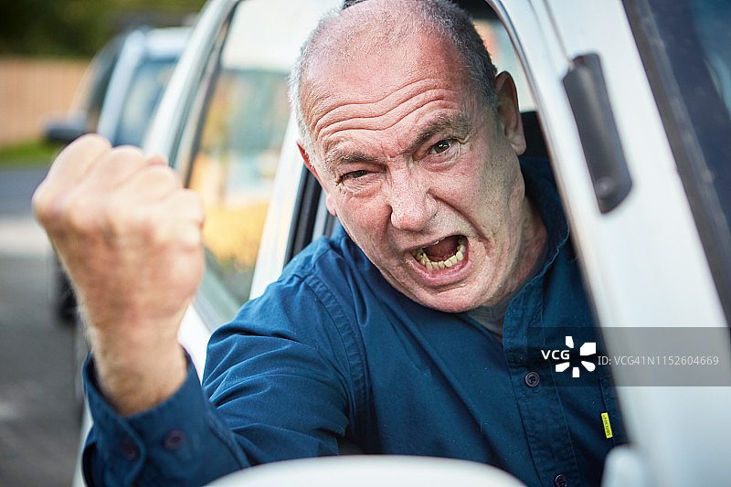 路怒症：年长的男性司机挥拳叫喊图片素材