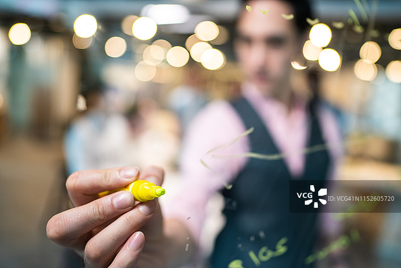 在透明白板上书写商业计划图片素材