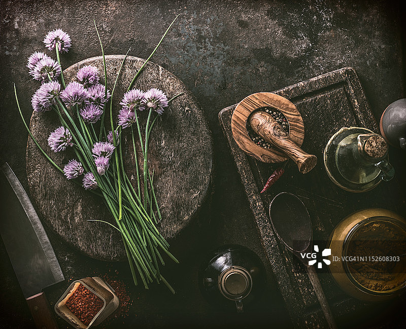 厨房香草：深色乡村厨房桌上的韭菜花图片素材