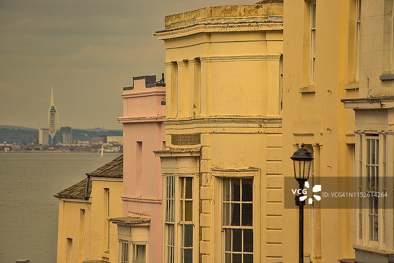 从怀特岛的赖德看到的三角帆塔和朴茨茅斯，英国图片素材